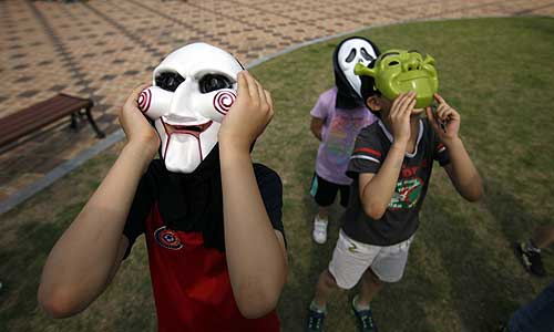 Дети наблюдают за транзитом Венеры через диск Солнца