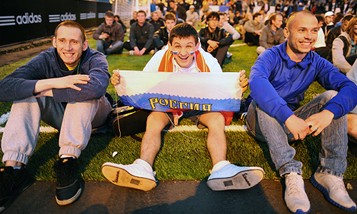 Российские болельщики во время трансляции первого матча чемпионата Европы по футболу: Россия - Чехия на территории Fan Park-2012 в ЦПКиО имени Горького.