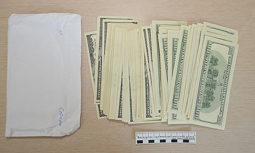 "Мой годовой доход более 2 млн. Я не имею права хранить дома деньги, если не доверяю банкам?" - заявляет Ксения Собчак