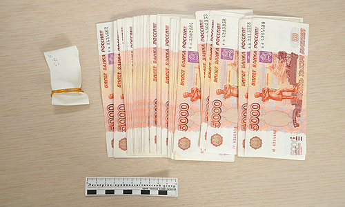 Источник в правоохранительных органах сообщил "Интерфаксу", что при обыске в квартире К.Собчак на 4-й Тверской-Ямской улице были обнаружены конверты с иностранной валютой на сумму около 1,5 млн евро