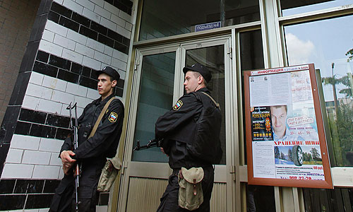 Обыск в квартире оппозиционера Алексея Навального проходил более девяти часов.