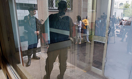 Обыск у Алексея Навального. "У Алексея изъяли всю технику, находившуюся в доме, на которой может храниться какая-либо информация: компьютеры, съемные носители, забрали даже мобильные телефоны у него и его супруги", - сообщила "Интерфаксу" пресс-секретарь А.Навального Анна Ведута