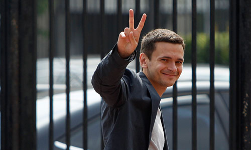 Собчак и Яшин не стали общаться с журналистами. "Настроение отличное, я уверен, что все пойдет хорошо, и большинство из нас успеет на митинг",- заявил Навальный