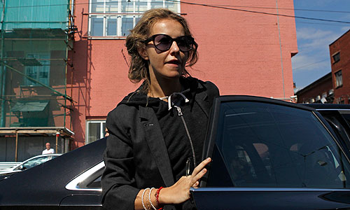 "В 12 сбор "Марша". К сожалению, меня не будет - еду в Следственный комитет объяснять, откуда у успешной телеведущей (в прошлом) деньги в квартире были", - сообщила Собчак во вторник в "Твиттере"