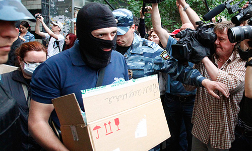 Обыски по делу о беспорядках на Болотной прошли у Алексея Навального, Сергея и Анастасии Удальцовых, Ильи Яшина и Ксении Собчак, сообщил в понедельник "Интерфаксу" официальный представитель СК РФ Владимир Маркин.