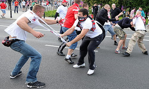 Драка польских и российских фанатов во время марша российских болельщиков.