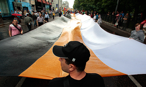 Корреспонденты сообщают, что на Пушкинской площади, несмотря на дождь, уже находятся примерно 5 тыс.человек, они разделились на две колонны; в правой стоят националисты, которые держат в руках транспаранты с лозунгами "Россия для русских". Кроме того, там присутствуют группы сторонников партии "Справедливая Россия", движения "Левый фронт", которые держат в руках флаги. Много людей с белыми лентами.