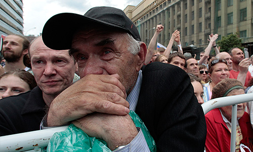 Участники акции оппозиции "Марш миллионов" во время шествия от Пушкинской площади до проспекта Сахарова.