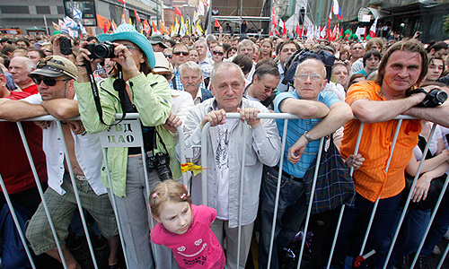 Участники акции оппозиции "Марш миллионов" во время шествия от Пушкинской площади до проспекта Сахарова.