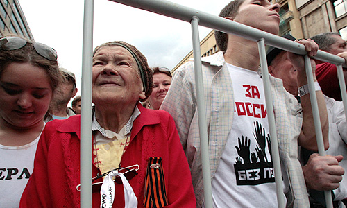 Участники акции оппозиции "Марш миллионов" во время шествия от Пушкинской площади до проспекта Сахарова.