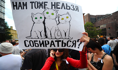 Участники акции оппозиции "Марш миллионов" во время шествия от Пушкинской площади до проспекта Сахарова.