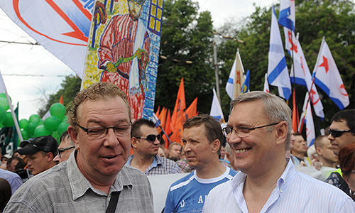 Лидер Российского народно-демократического союза (РНДС) Михаил Касьянов (справа) во время акции оппозиции "Марш миллионов".