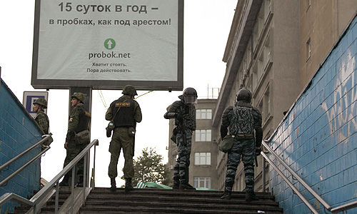 "В 16:15 митинг на проспекте Академика Сахарова завершился без происшествий, задержанных нет", - сказал представитель московской полиции. В мероприятии участвовало около 15 тысяч человек.