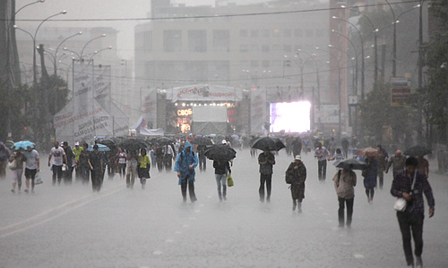 "В 16:15 митинг на проспекте Академика Сахарова завершился без происшествий, задержанных нет", - сказал представитель московской полиции. В мероприятии участвовало около 15 тысяч человек.