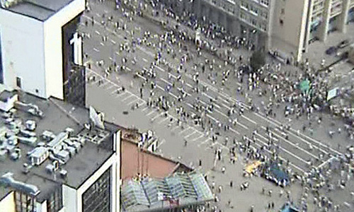 Люди массово покидают акцию оппозиции на проспекте Академика Сахарова в Москве. Как передает корреспондент "Интерфакса", большое количество людей уходит с митинга в сторону станции метро "Чистые пруды".