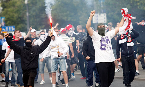 Польские фанаты пытаются прорваться в ряды шествующих россиян