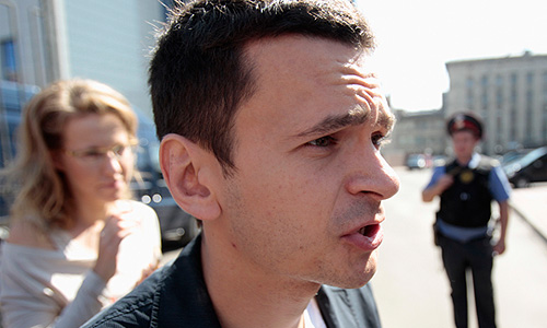 Опасения оппозиционера Ильи Яшина, что он после допроса в пятницу станет подозреваемым в рамках уголовного дела о беспорядках на "Марше миллионов" 6 мая не подтвердились. "Я остаюсь на свободе, я уточнил свой статус - по-прежнему остаюсь свидетелем", - сказал Илья Яшин после выхода из здания следственного комитета России в Балакиревском переулке столицы. Оппозиционер заявил, что ответил на вопросы следователя, он вел себя корректно.