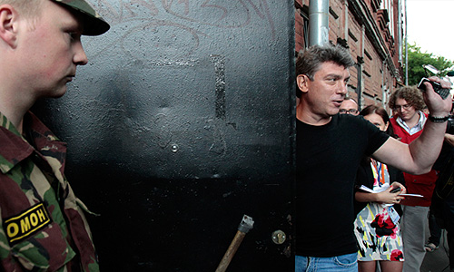 Представители оппозиции, у которых были проведены обыски в рамках дела о массовых беспорядках на Болотной площади, могут перейти в разряд подозреваемых, сообщил официальный представитель СК РФ Владимир Маркин. "Не исключено, что со временем кто-то из фигурантов может поменять свой процессуальный статус и перейти из свидетелей в подозреваемые", - сказал Маркин в пятницу "Интерфаксу".