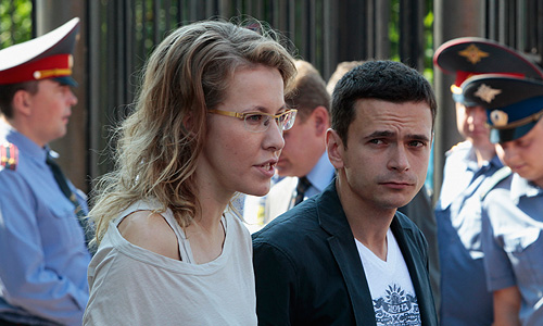 "Изымая в ходе обыска крупные суммы, у следствия возникла масса вопросов об источниках происхождения этих денег", - заявил "Интерфаксу" официальный представитель Следственного комитета Владимир Маркин. "Деньги, изъятые в ходе обысков, были в разных валютах, а именно более миллиона евро, более 480 тыс. долларов и более 480 тыс. рублей, и расфасованы в 121 конверт, что вызвало определенные вопросы у следствия, и может свидетельствовать об их так называемом небанковском происхождении", - сказал Маркин.