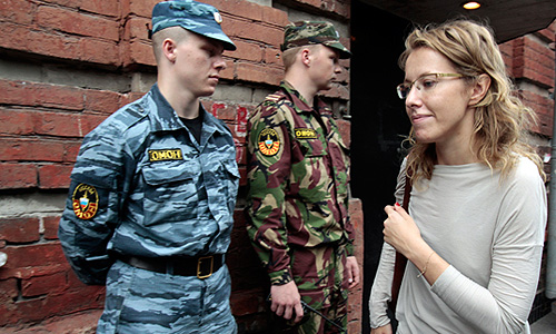 Представители оппозиции, у которых были проведены обыски в рамках дела о массовых беспорядках на Болотной площади, могут перейти в разряд подозреваемых, сообщил официальный представитель СК РФ Владимир Маркин. "Не исключено, что со временем кто-то из фигурантов может поменять свой процессуальный статус и перейти из свидетелей в подозреваемые", - сказал Маркин в пятницу "Интерфаксу".