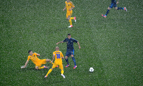 Матч между национальными сборными по футболу Украины и Франции в Донецке 15 июня был прерван из-за сильного ливня с грозой