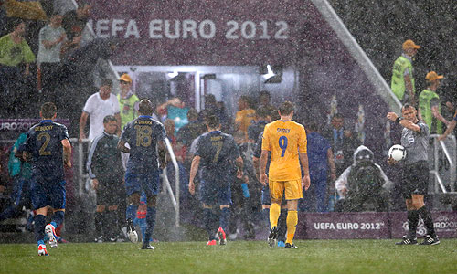 Матч между национальными сборными по футболу Украины и Франции в Донецке 15 июня был прерван из-за сильного ливня с грозой