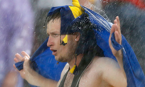 Матч между национальными сборными по футболу Украины и Франции в Донецке 15 июня был прерван из-за сильного ливня с грозой