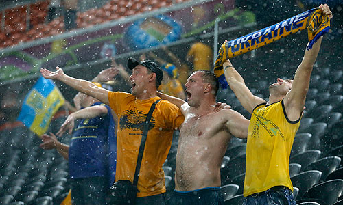 Матч между национальными сборными по футболу Украины и Франции в Донецке 15 июня был прерван из-за сильного ливня с грозой