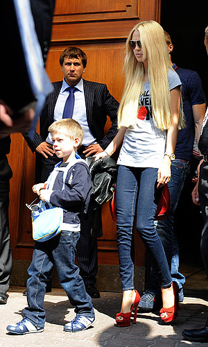 Супруга игрока российской футбольной сборной Павла Погребняка Мария с сыном Артемом во время отъезда от отеля "Бристоль" в Варшаве