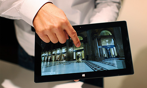 У нового устройства - 10,6-дюймовый экран (1 дюйм - 2,54 см), толщина планшетника - 9 миллиметров. Цена устройства пока не объявлена. Новое ПО Windows 8, с выпуском которого будет синхронизирован запуск продаж Surface, оптимизировано под планшетники touch-screen. По сведениям СМИ, новое ПО появится в сентябре-октябре.