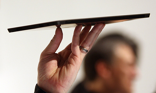 У нового устройства - 10,6-дюймовый экран (1 дюйм - 2,54 см), толщина планшетника - 9 миллиметров. Цена устройства пока не объявлена. Новое ПО Windows 8, с выпуском которого будет синхронизирован запуск продаж Surface, оптимизировано под планшетники touch-screen. По сведениям СМИ, новое ПО появится в сентябре-октябре.