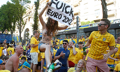Активистка украинского незарегистрированного женского движения "Femen" на Крещатике в фанзоне Евро-2012, где расположились шведские болельщики.
