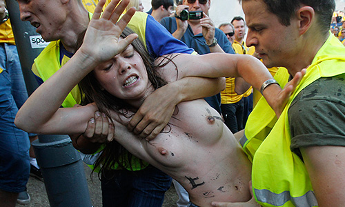 Активистка украинского незарегистрированного женского движения "Femen" на Крещатике в фанзоне Евро-2012, где расположились шведские болельщики.