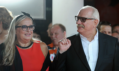 Режиссер Никита Михалков с супругой Татьяной во время открытия 34-го Московского международного кинофестиваля у кинотеатра "Октябрь".