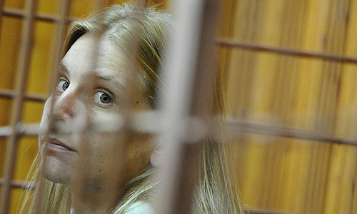 "Я намерен добиться признания того, что Рябкова является невменяемой", - сказал журналистам адвокат подозреваемой Сергей Анюшкин. "Она находиться в трансе, сами видите, не отвечает за свои действия", - добавил адвокат.