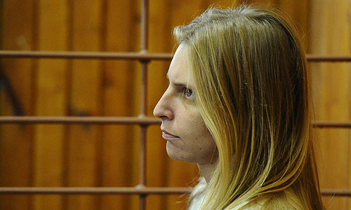 Жительница подмосковного города Долгопрудный Галина Рябкова, подозреваемая в убийстве двух своих малолетних детей, не возражает против заключения под стражу. "Полностью согласна",- сказала во вторник в суде Г.Рябкова, отвечая на вопрос судьи.