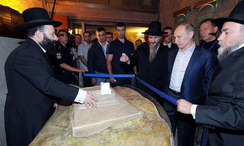 Президент России Владимир Путин (второй справа), главный раввин России Берл Лазар (третий справа) в Храме Гроба Господня.