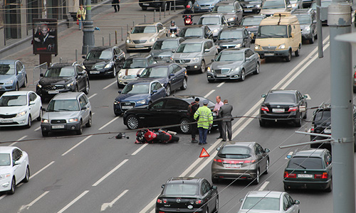 Примерно в 9:30 автомобиль БМВ седьмой серии столкнулся с мотоциклом на 1-й Тверской-Ямской улице в районе дома номер один.