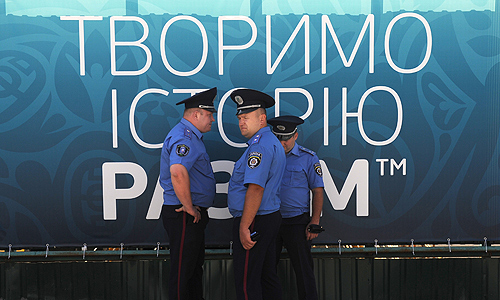 Сотрудники правоохранительных органов у стадиона "Олимпийский" перед финальным матчем чемпионата Европы по футболу 2012: Испания – Италия.