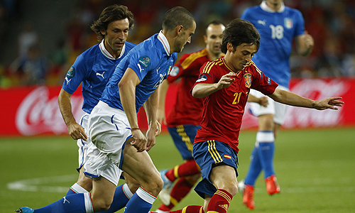 Cчет после первого тайма 2:0 в пользу Испании. Пирло пробил со штрафного, но это скорее для статистики удар.