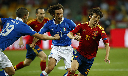 Cчет после первого тайма 2:0 в пользу Испании. Пирло пробил со штрафного, но это скорее для статистики удар.