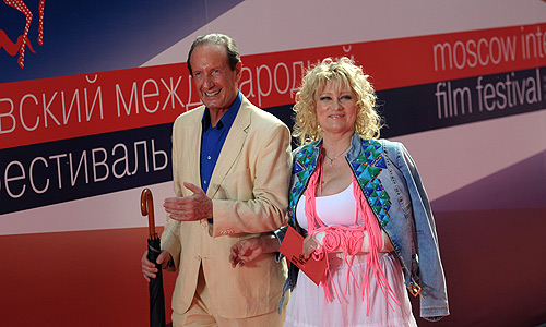 Актер и радиоведущий Александр Рапопорт и актриса Ольга Хохлова на церемонии закрытия 34-го ММКФ в кинотеатре "Октябрь".