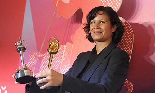 Режиссер Тиндж Кришнан с главным призом "Золотой Георгий" за фильм "Отбросы" (Великобритания) на церемонии закрытия 34-го ММКФ в кинотеатре "Октябрь".