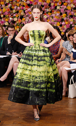 Показ осенне-зимней коллекции 2012-2013 Рафа Симонса для модного дома Dior на Неделе высокой моды в Париже.