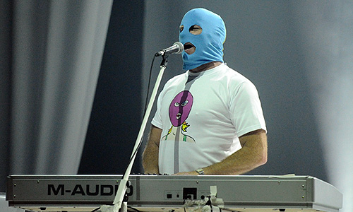 Девушки, которые назвали себя участницами панк-группы Pussy Riot, вышли на одну сцену с американской командой Faith No More, которая в понедельник вечером выступила в московском клубе "Stadium Live".