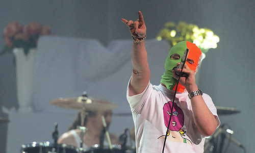 Заключительные песни концерта группа Faith No More исполнила в цветных масках - атрибутике Pussy Riot. На фото - солист Faith No More Майк Паттон.