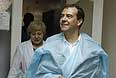 Премьер-министр РФ Дмитрий Медведев во время посещения Южно-Курильской центральной районной больницы