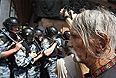Между митингующими и правоохранителями произошли несколько стычек, применялся слезоточивый газ. В среду представители оппозиции вместе с участниками акции против "языкового" закона, перекрыли все подходы к Украинскому дому, где была запланирована пресс-конференции президента Украины Виктора Януковича.