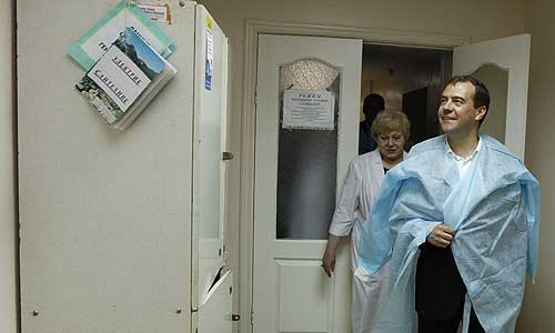 Премьер-министр РФ Дмитрий Медведев во время посещения Южно-Курильской центральной районной больницы