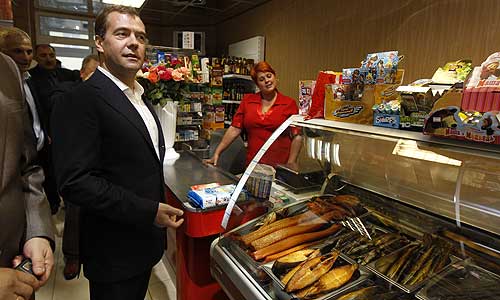 Премьер-министр РФ Дмитрий Медведев во время посещения магазина "Приморье" в поселке Южно-Курильск на острове Кунашир